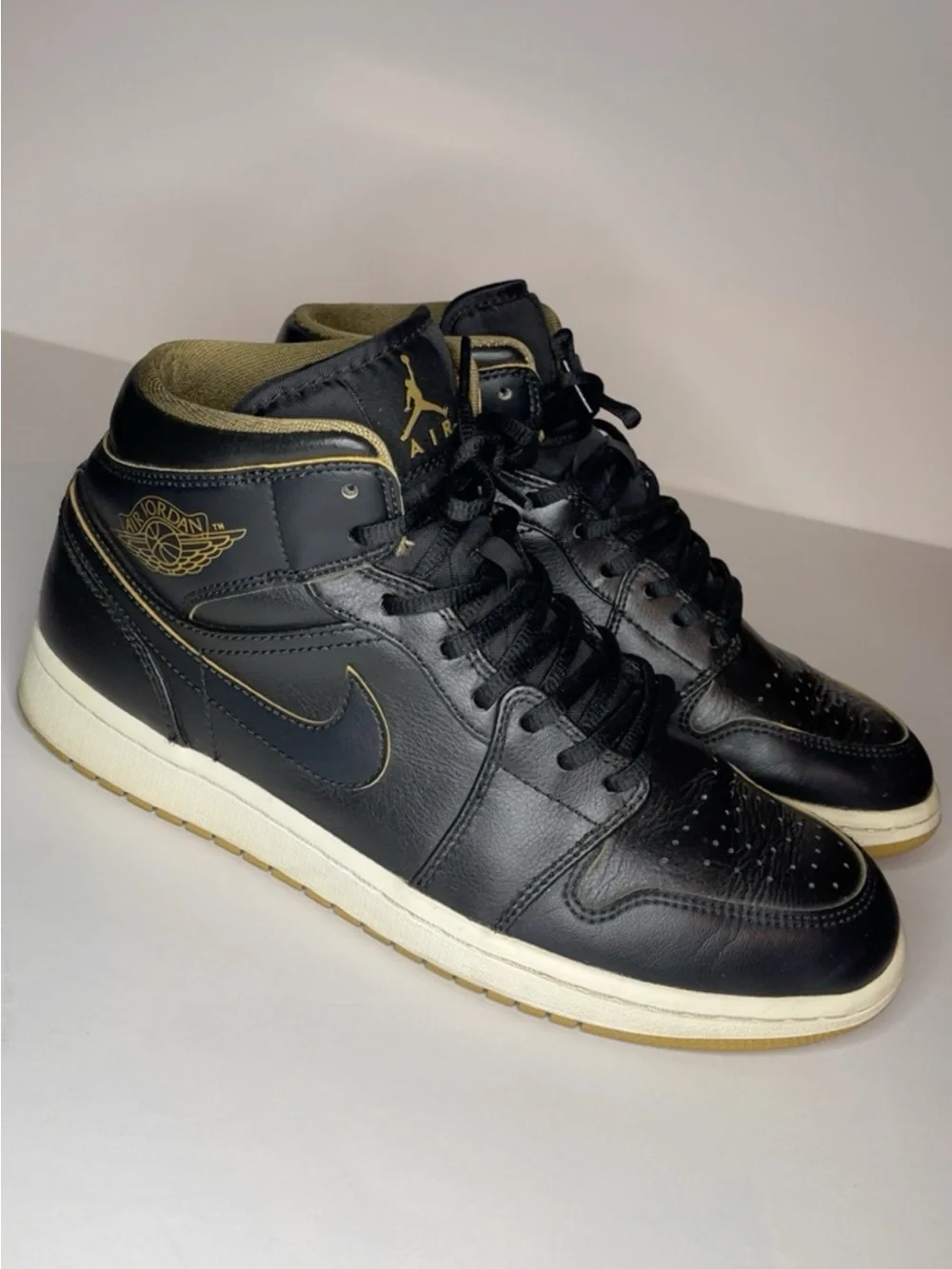 Nike Air Jordan 1 Mid Black Gold Men’s Size 9.5